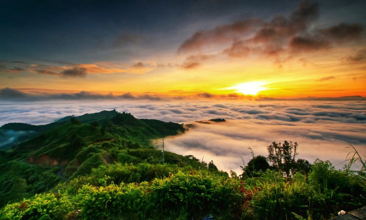 Bukit Khayangan, 1. Gunung Kerinci, 2. Perkebunan Teh Kayu Aro, 3. Taman Nasional Kerinci Seblat, 4. Bukit Khayangan, 5. Goa Kasah, 6. Kawasan Aroma Peko, 7. Air Terjun Pancuran Rayo, 8. Air Terjun Telun Berasap, 9. Danau Lingkat, 10. Pendakian Kerinci, 11. Masjid Agung Pondok Tinggi, 12. Air Panas Semurup, 13. Air Terjun Talang Kemulun, 14. Danau Kerinci, 15. Danau Kaco, 16. Danau Gunung Tujuh, 17. Rawa Bento, 18. Family Garden, 19. Pinus Kerinci, 20. Taman Bukit Tengah, 21. Puncak Rindu, 22. Pantai Pasir Panjang, 23. Taman Putri Tunggal, 24. Air Terjun Sungai Medang, 25. Bukit Sungai Langit, 26. Swarga Lodge dan Homestay