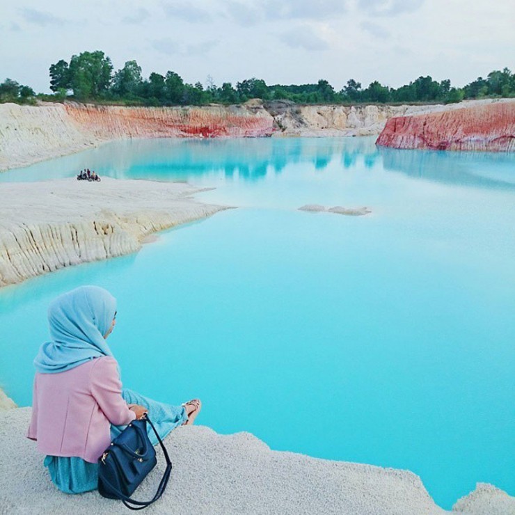 Danau Biru FOto by lhala dhila, 1. Pantai Trikora, 2. Pelabuhan Bandar Bentan Telani, 3. Rumah Arang, 4. Gurun Pasir Busung, 5. Crystal Lagoon, 6. Air Adventure Flying Club Bintan, 7. Danau Biru, 8. Vihara Patung 1000 Wajah, 9. Hutan Mangrove, 10. Pantai Sakera, 11. Vihara Avalokitesevara, 12. Pulau Penyusuk, 13. Aroma River Spa, 14. Pulau Penyengat, 15. Pulau Beralas Pasir, 16. Tasik Divers Bintan, 17. Gunung Bintan, 18. Lagoi, 19. MV Doulos Phos, 20. Pantai Impian, 21. Pantai Senggiling, 22. Air Terjun Gunung Bintan, 23. Penangkaran Penyu White Sands Island, 24. Treasure Bay