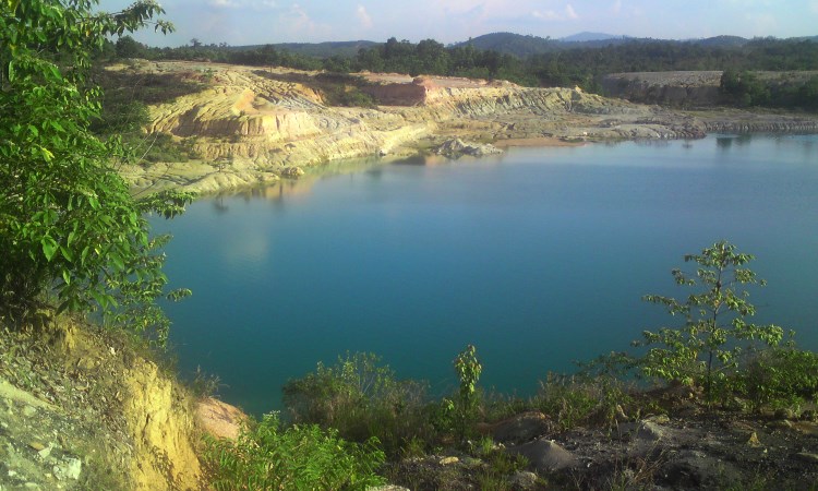 Danau Biru via djangki.wordpresscom, 1. Taman Nasional Bukit Duabelas, 2. Wisata Bukit Tembulun, 3. Air Terjun Tujuh Tingkat, 4. Air Terjun Batu Empang, 5. Bukit Tempurung Garden, 6. Gua Culau Petak, 7. Dam Jernih dan Air Terjun Talun Dua, 8. Wisata Air Di Batang Asai, 9. Danau Biru, 10. Jembatan Beatrix, 11. Taman Tepian Cik Minah, 12. Bukit Suban Spi, 13. Bukit Bulan, 14. Air Terjun Narso, 15. Danau Kaco, 16. Bukit Temukan, 17. ABC Waterpark, 18. Bukit Seruling, 19. Wisata Sungai Batu Putih, 20. Air Terjun Seluro, 21. Kali Anyep