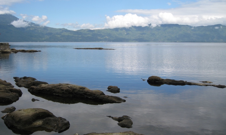 Danau Kerinci via Wikiepdia, 1. Air Terjun Pancuran Rayo, 2. Danau Kaco, 3. Perkebunan Teh Kayu Aro, 4. Puncak Rindu Kayu Aro (Tutup), 5. Air Panas Semurup, 6. Goa Kasah, 7. Danau Kerinci, 8. Gunung Kerinci, 9. Rawa Bento, 10. Air Terjun Talang Kemulun, 11. Danau Gunung Tujuh, 12. Danau Lingkat