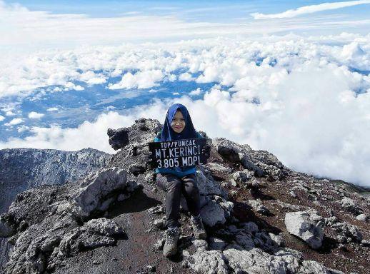 Gunung Kerinci, 1. Air Terjun Pancuran Rayo, 2. Danau Kaco, 3. Perkebunan Teh Kayu Aro, 4. Puncak Rindu Kayu Aro (Tutup), 5. Air Panas Semurup, 6. Goa Kasah, 7. Danau Kerinci, 8. Gunung Kerinci, 9. Rawa Bento, 10. Air Terjun Talang Kemulun, 11. Danau Gunung Tujuh, 12. Danau Lingkat