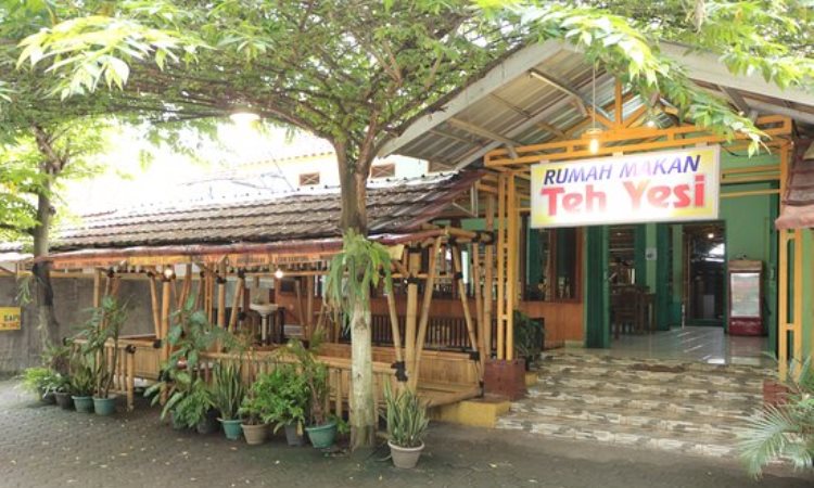 Ikan Bakar Teh Yesi via Tripadvisor, 1. Sate Kambing Hanjawar, 2. Warung Nasi Alam Sunda, 3. Saung Nikmat Cianjur, 4. Sate Shinta, 5. Sate Maranggi Sari Asih, 6. RM Empat Dara, 7. RM Sunda Rasa 2, 8. Ikan Bakar Cianjur, 9. RM. Ampera 2 Tak, 10. Sabore Kitchen, 11. D’Kaoem Baso So’Un Cafe &amp; Resto, 12. Rumah Makan Saung Awi 88, 13. RM Ikan Bakar Teh Yesi, 14. Secret Garden Cianjur, 15. Tuang &amp; Leut , 16. Tan Keng Cu Resto &amp; Bakery, 17. Nelayan Seafood Cianjur, 18. RUMAH MAKAN KHAS SUNDA H.M.NANA, 19. RM Teh Sari, 20. RM AYAM GORENG JAKARTA, 21. Warung Pempek 168 @wrp168, 22. Cari Cara by Uptodate, 23. De Baksoku, 24. Saung de Faqih, 25. RM Sudi Mampir Akhoen NEW, 26. Mak Ecih Café
