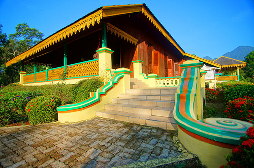 Istana Damnah via Kemendikbud, 1. Pulau Duyung, 2. Pulau Lalang, 3. Istana Damnah, 4. Pulau Penaah, 5. Pulau Berhala, 6. Pulau Dungun, 7. Gunung Daik, 8. Pulau Benan, 9. Air Terjun Makunggal, 10. Air Terjun Resun, 11. Museum Linggam Cahaya, 12. Benteng Bukit Cening, 13. Pantai Batu Berdaun