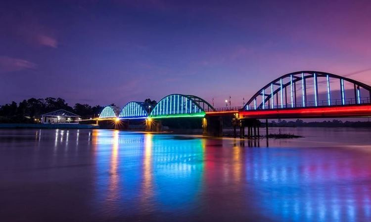 Jembatan Beatrix, 1. Taman Nasional Bukit Duabelas, 2. Wisata Bukit Tembulun, 3. Air Terjun Tujuh Tingkat, 4. Air Terjun Batu Empang, 5. Bukit Tempurung Garden, 6. Gua Culau Petak, 7. Dam Jernih dan Air Terjun Talun Dua, 8. Wisata Air Di Batang Asai, 9. Danau Biru, 10. Jembatan Beatrix, 11. Taman Tepian Cik Minah, 12. Bukit Suban Spi, 13. Bukit Bulan, 14. Air Terjun Narso, 15. Danau Kaco, 16. Bukit Temukan, 17. ABC Waterpark, 18. Bukit Seruling, 19. Wisata Sungai Batu Putih, 20. Air Terjun Seluro, 21. Kali Anyep