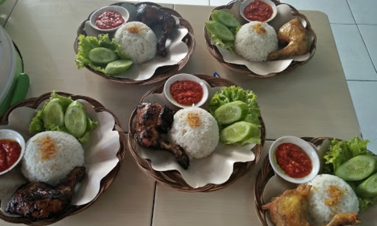 Kedai T’Entin via Google Maps, 1. Rumah Makan Langensari, 2. Rumah Makan Lesehan Khas Sunda ‘Neng Euis’, 3. Pondok Dahar Pak H.M. Djaja, 4. Alun-alun Majalengka, 5. Sawah Aki, 6. CIBIUK RESTO MAJALENGKA, 7. Saung Eurih, 8. Kedai Halaman Abah Na’us Maranggi, 9. Rumah Makan Lesehan Saung Balong, 10. Rumah Makan Djenal, 11. Rm. Nu Nera, 12. JS Cafe and Restaurant, 13. Saung Sang Raja Al-Malik, 14. Warung Mimi Prasmanan Masakan Sunda, 14. Kedai T’Entin, 15. Rumah Makan Tiga Dara, 16. Warung Lotek Ceu Enok, 17. Bakso Cuanki Gala Rasa