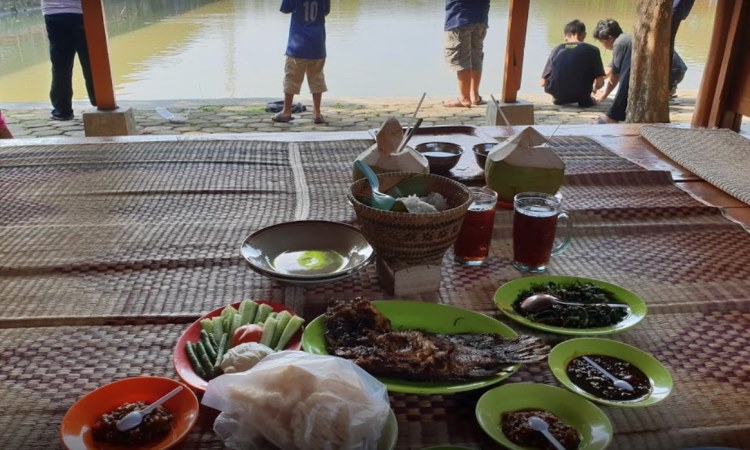 Lesehan Mang Ajo, 1. Rumah Makan Khas Sunda Cibiuk, 2. Bebek Kaleyo, 3. Sindang Reret Restaurant, 4. Mie XP, 5. Restoran &amp; Pemancingan Mang Ajo, 6. Restaurant Lebak Sari Indah, 7. Rumah Makan Indo Alam Sari, 8. Pepes Walahar H. Dirja, 9. SHSD Sambel Hejo Sambel Dadak, 10. Ayam Bakar Celup Mang Rojak, 11. Restoran Alam Ceria, 12. Soto Tangkar Nang Nean, 13. Rumah Makan Pawon Sae, 14. Telaga Traditional Resto, 15. Rumah Makan Soto Gempol Karawang, 16. Ratu Penyet, 17. Seafood Kiloan Ala Teh Empop, 18. RAJA SORABI HIJAU, 19. Bebek dan Ayam Goreng Pak Ndut, 20. Rumah makan saung kabogoh, 21. RM Dukuh, 22. RM. Waroeng Desa, 23. Restoran Ratu Galuh Seafood, 24. Ayam Bakar Taliwang HSA (Tutup), 25. Inaho Japanese Restaurant, 26. Sambal Toelman, 27. Hai Wang Chinese, 28. Tahu Bumbu Sari Rasa, 29. Gabus Pucung Ala Warung Mandiri
