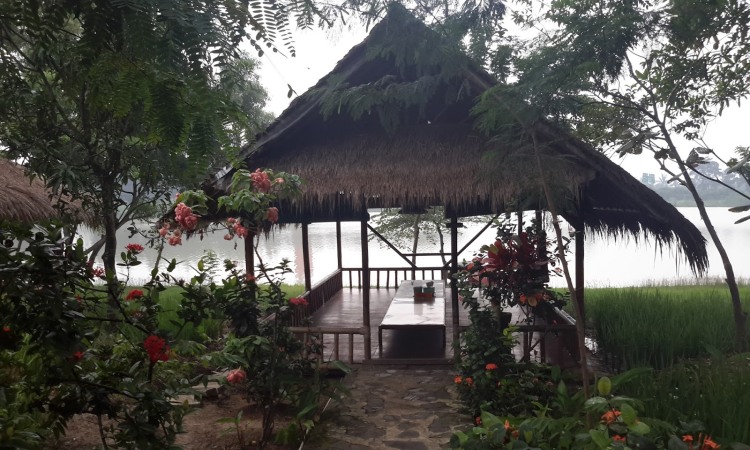Lesehan Alam Sari via Megalata-uci.blogspotcom - tempat makan di Garut, 1. Rumah Makan Khas Sunda Cibiuk, 2. Pujasega Bale Tingtrim, 3. Rumah Makan Kampung Muara Sudah, 4. Liwet asep stroberi tarogong, 5. Pasar Ceplak, 6. Ramen Gorilla, 7. Racik Desa, 8. Sate Maranggi Pa’ Nur, 9. Rumah Makan Megawati, 10. Baso Aci Ceu Imas, 11. Mie Bakso Parahyangan, 12. Rumah Makan Lumbung Padi Garut, 13. Rumah Makan Dua Saudara, 14. Domba House Lasminingrat, 15. Warung Bambu garut, 16. Saung Pananjung, 17. Asstro Cimaragas, 18. Rumah Makan Khas Sunda M. Iki, 19. Rumah Makan Leila, 20. RM Sari Cobek Cangkuang, 21. Es Goyobod Alun Alun, 22. Bakso Mang Ano, 23. Cargo Kitchen & Lounge, 24. Lesehan Alam Sari, 25. Soto Ayam Kampung “NONOY”