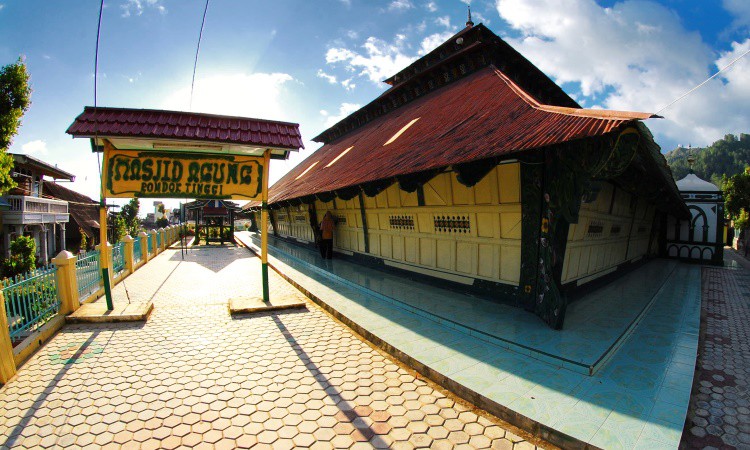 Masjid Agung Pondok Tinggi, 1. Gunung Kerinci, 2. Perkebunan Teh Kayu Aro, 3. Taman Nasional Kerinci Seblat, 4. Bukit Khayangan, 5. Goa Kasah, 6. Kawasan Aroma Peko, 7. Air Terjun Pancuran Rayo, 8. Air Terjun Telun Berasap, 9. Danau Lingkat, 10. Pendakian Kerinci, 11. Masjid Agung Pondok Tinggi, 12. Air Panas Semurup, 13. Air Terjun Talang Kemulun, 14. Danau Kerinci, 15. Danau Kaco, 16. Danau Gunung Tujuh, 17. Rawa Bento, 18. Family Garden, 19. Pinus Kerinci, 20. Taman Bukit Tengah, 21. Puncak Rindu, 22. Pantai Pasir Panjang, 23. Taman Putri Tunggal, 24. Air Terjun Sungai Medang, 25. Bukit Sungai Langit, 26. Swarga Lodge dan Homestay