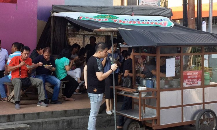 Nasi Kuning Pekalangan via Tripcanvas, 1. Warung Nasi Jamblang Ibu Nur, 2. Empal Gentong H. Apud Pusat, 3. Nasi Jamblang Mang Dul, 4. Restoran Klapa Manis, 5. Urban Chicken, 6. Rumah Makan Ayam Goreng Bahagia 71 Hj.Sunarti, 7. H. Moel Seafood Pusat Cirebon, 8. Nasi Lengko Haji Barno, 9. Lombok Idjo Cirebon, 10. Warung Bubur M Thoha, 11. Salt Sunda &amp; Seafood, 12. Kampung Kecil Cirebon, 13. CHENG HO RESTO, 14. Pedesan Entog Mas Nana Megu Gede, 15. Restoran Marina, 16. Mie Petruk, 17. Rumah Makan Nelayan Jaya, 18. Resto Batik Chicken, 19. RM. Karunia Jaya Kartini, 20. Nasi Kuning Pekalangan, 21. Gado-Gado Ayam Mang Djum, 22. Resto Al Mumtaz, 23. Gokana Ramen &amp; Teppan CSB Mall, 24. Sate Kalong (Kerbau) Bpk. Karyadi, 25. Arirang Korean Restoran, 26. Mie Koclok “Mang Sam” Pekiringan, 27. Tahu Gejrot Pak Wardi, 28. Raja Dimsum