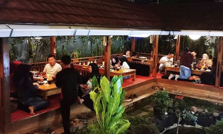 Oma Suki Cafe via Facebook, 1. Restoran Alam Sunda, 2. Bubur Ayam Bunut Siliwangi, 3. Mamih Ungu Cafe &amp; Resto, 4. Ale’s Place Cipoho, 5. Warung Nasi Haji Empud, 6. Rumah Makan Cikole, 7. PANORAMA RESTO AND CAFE, 8. Kazoku Tei, 9. D’Green Resto and Coffee, 10. Butler Bar &amp; Bistro, 11. Bandros Ata, 12. Seoul little, 13. RM Saung Hegar Rizky, 14. Restaurant Sunda Rasa, 15. Joglo Pasundan Soekabumi, 16. Surabi Tasik Pak Asep, 17. Oma Suki Cafe, 18. Gudang Steak, 19. Piscok cakra rangga wulung, 20. Praline Coffee Shop &amp; Patisserie, 21. Mr.Topi Kitchen, 22. Mie Baso Super “Has” H Achmad Sudja’I, 23. Udin Ramen, 24. Mie Ayam Bento