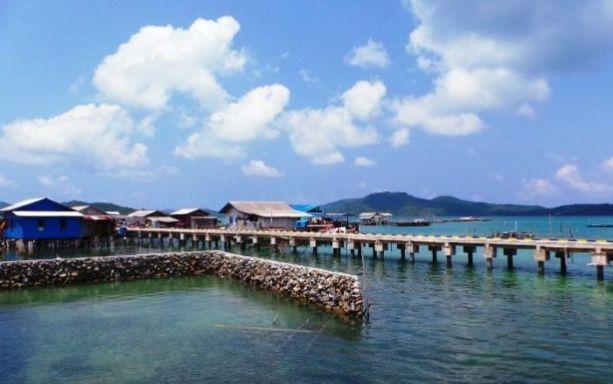 Pantai Arung Hijau, 1. Pulau Pasir Busung, 2. Pantai Arung Hijau, 3. Pulau Bawah, 4. Pulau Penjalin, 5. Pantai Kusik, 6. Pulau Temawan, 7. Pantai Tanjung Momong, 8. Pantai Pasir Panjang, 9. Pulau Durai, 10. Pulau Piugus, 11. Selat Rangsang, 12. Air Terjun Tujuh Tingkat Temburun, 13. Pulau Telaga, 14. Pulau Mengkian Panjang