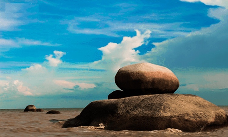 Pantai Batu Limau, 1. Pantai Telunas, 2. Pantai Pongkar, 3. Pantai Pelawan, 4. Pantai Gading, 5. Pantai Batu Limau, 6. Coastal Area Tanjung Balai Karimun, 7. Makam Sibadang, 8. Masjid Agung Karimun, 9. Gunung Jantan, 10. Air Terjun Pongkar, 11. Pantai Ketam, 12. Kolam Renang Tamara, 13. Pantai Tanjung Ambat, 14. Pantai Lubuk, 15. Pantai Timun, 16. Wisata Buket Patong, 17. Pantai Pasir Putih Tulang, 18. Pantai Berangan, 19. Pantai Sawang