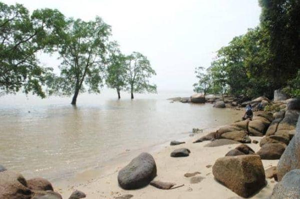 Pantai Gading, 1. Pantai Telunas, 2. Pantai Pongkar, 3. Pantai Pelawan, 4. Pantai Gading, 5. Pantai Batu Limau, 6. Coastal Area Tanjung Balai Karimun, 7. Makam Sibadang, 8. Masjid Agung Karimun, 9. Gunung Jantan, 10. Air Terjun Pongkar, 11. Pantai Ketam, 12. Kolam Renang Tamara, 13. Pantai Tanjung Ambat, 14. Pantai Lubuk, 15. Pantai Timun, 16. Wisata Buket Patong, 17. Pantai Pasir Putih Tulang, 18. Pantai Berangan, 19. Pantai Sawang