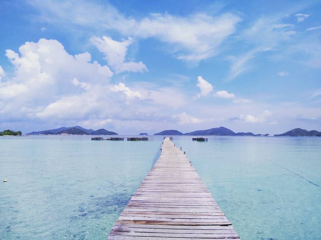 Pantai Kusik via IG @akbarguntara, 1. Pulau Pasir Busung, 2. Pantai Arung Hijau, 3. Pulau Bawah, 4. Pulau Penjalin, 5. Pantai Kusik, 6. Pulau Temawan, 7. Pantai Tanjung Momong, 8. Pantai Pasir Panjang, 9. Pulau Durai, 10. Pulau Piugus, 11. Selat Rangsang, 12. Air Terjun Tujuh Tingkat Temburun, 13. Pulau Telaga, 14. Pulau Mengkian Panjang