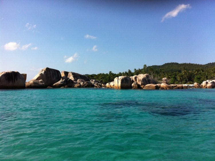 Pantai Tanjung Momong, 1. Pulau Pasir Busung, 2. Pantai Arung Hijau, 3. Pulau Bawah, 4. Pulau Penjalin, 5. Pantai Kusik, 6. Pulau Temawan, 7. Pantai Tanjung Momong, 8. Pantai Pasir Panjang, 9. Pulau Durai, 10. Pulau Piugus, 11. Selat Rangsang, 12. Air Terjun Tujuh Tingkat Temburun, 13. Pulau Telaga, 14. Pulau Mengkian Panjang