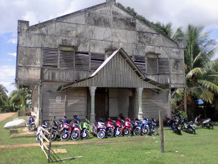 Pasar Muara Tembesi Via Aselcakep.blogspotcom, 1. Taman Payung, 2. Taman Bunga Talang Bukit, 3. Bukit Ilalang, 4. Sungai Batanghari, 5. Taman Remaja Tembesi, 6. Danau Puri Indah, 7. Pasar Muara Tembesi, 8. Lapangan Garuda, 9. Puri Rimbo Bulian, 10. Tugu Tapah Malenggang Batanghari, 11. Danau Biru, 12. Danau Ugo, 13. Kembang Langit, 14. Bukit Cinta Danau Embat, 15. Taman Wisata Sungai Bujang, 16. Danau Letang Jaya