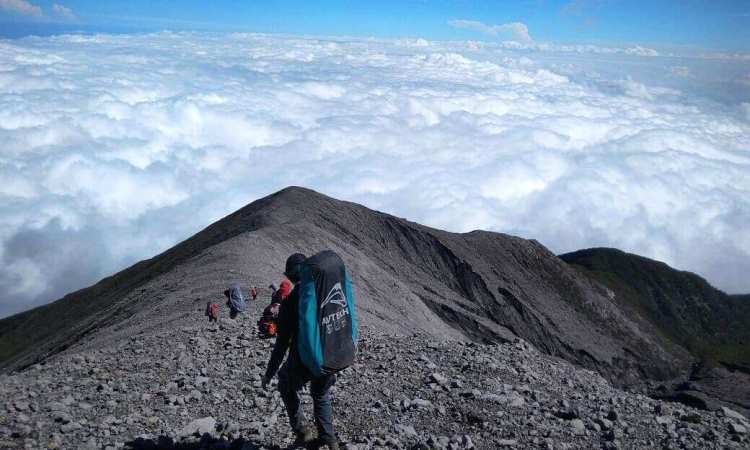 Pendakian Kerinci via Saribundo, 1. Gunung Kerinci, 2. Perkebunan Teh Kayu Aro, 3. Taman Nasional Kerinci Seblat, 4. Bukit Khayangan, 5. Goa Kasah, 6. Kawasan Aroma Peko, 7. Air Terjun Pancuran Rayo, 8. Air Terjun Telun Berasap, 9. Danau Lingkat, 10. Pendakian Kerinci, 11. Masjid Agung Pondok Tinggi, 12. Air Panas Semurup, 13. Air Terjun Talang Kemulun, 14. Danau Kerinci, 15. Danau Kaco, 16. Danau Gunung Tujuh, 17. Rawa Bento, 18. Family Garden, 19. Pinus Kerinci, 20. Taman Bukit Tengah, 21. Puncak Rindu, 22. Pantai Pasir Panjang, 23. Taman Putri Tunggal, 24. Air Terjun Sungai Medang, 25. Bukit Sungai Langit, 26. Swarga Lodge dan Homestay