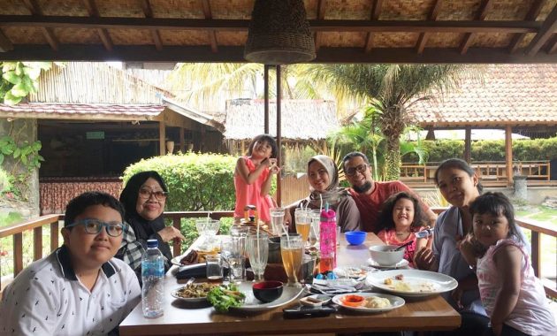 Pujasega Bale Tingtrim via I@ @anna.yuliana - tempat makan di Garut, 1. Rumah Makan Khas Sunda Cibiuk, 2. Pujasega Bale Tingtrim, 3. Rumah Makan Kampung Muara Sudah, 4. Liwet asep stroberi tarogong, 5. Pasar Ceplak, 6. Ramen Gorilla, 7. Racik Desa, 8. Sate Maranggi Pa’ Nur, 9. Rumah Makan Megawati, 10. Baso Aci Ceu Imas, 11. Mie Bakso Parahyangan, 12. Rumah Makan Lumbung Padi Garut, 13. Rumah Makan Dua Saudara, 14. Domba House Lasminingrat, 15. Warung Bambu garut, 16. Saung Pananjung, 17. Asstro Cimaragas, 18. Rumah Makan Khas Sunda M. Iki, 19. Rumah Makan Leila, 20. RM Sari Cobek Cangkuang, 21. Es Goyobod Alun Alun, 22. Bakso Mang Ano, 23. Cargo Kitchen & Lounge, 24. Lesehan Alam Sari, 25. Soto Ayam Kampung “NONOY”