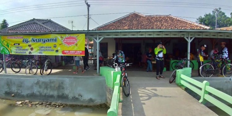 RM HJ Nuryami via Restaurant Guru, 1. Pesona Laut Pantura, 2. Rumah Mertua Indramayu, 3. RM Taman Selera, 4. Ikan Bakar Resto Mina Ayu, 5. Panorama Restaurant, 6. RM Saung Song, 7. RM HJ Nuryami, 8. Ikan Bakar Perdut, 9. Sambel Layah Indramayu, 10. Bebek Keraton, 11. RM Sekar Wangi, 12. Resto Empal Gentong Bang Mamat, 13. Ayam Penyet Khas Surabaya Indramayu, 14. RM Indorasa, 15. Seafood El Shaddai, 16. Sambel Lada, 17. Mango Junction, 18. Dapur Bunda, 19. EMPAL GENTONG H MANG MUK, 20. RUMAH MAKAN CIMANUK, 21. RUMAH MAKAN IBU SEHA