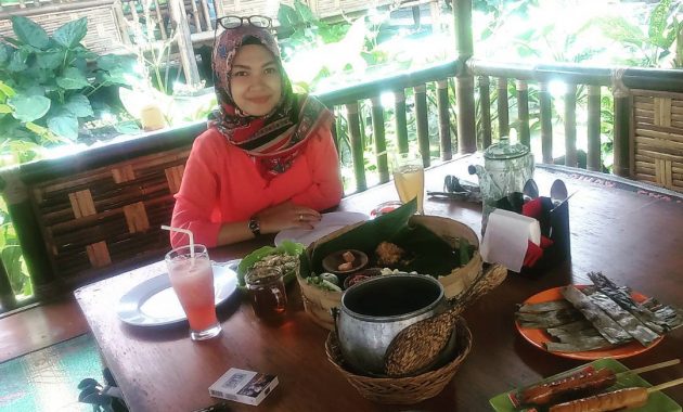 Racik Desa via IG @a.risdiandi, 1. Rumah Makan Khas Sunda Cibiuk, 2. Pujasega Bale Tingtrim, 3. Rumah Makan Kampung Muara Sudah, 4. Liwet asep stroberi tarogong, 5. Pasar Ceplak, 6. Ramen Gorilla, 7. Racik Desa, 8. Sate Maranggi Pa’ Nur, 9. Rumah Makan Megawati, 10. Baso Aci Ceu Imas, 11. Mie Bakso Parahyangan, 12. Rumah Makan Lumbung Padi Garut, 13. Rumah Makan Dua Saudara, 14. Domba House Lasminingrat, 15. Warung Bambu garut, 16. Saung Pananjung, 17. Asstro Cimaragas, 18. Rumah Makan Khas Sunda M. Iki, 19. Rumah Makan Leila, 20. RM Sari Cobek Cangkuang, 21. Es Goyobod Alun Alun, 22. Bakso Mang Ano, 23. Cargo Kitchen & Lounge, 24. Lesehan Alam Sari, 25. Soto Ayam Kampung “NONOY”