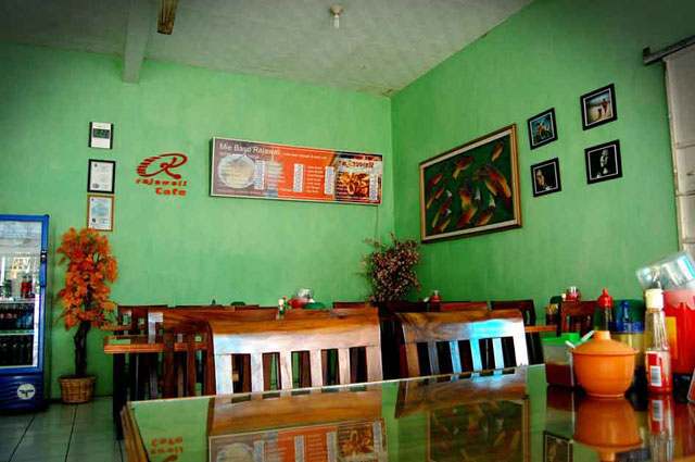 Rajawali Seafood dan Mie Bakso Banjar, 1. Rest Area Banjar Atas, 2. Rumah Makan Beti, 3. Rumah Makan Primarasa, 4. Rajawali Seafood dan Mie Bakso Banjar, 5. Acip Lama Banjar, 6. Rumah Makan Mergosari, 7. Tungku Coffe dan Resto, 8. Mie Ayam OSIS Banjar, 9. Rumah Makan Tenda Biru, 10. Mie Ayam Bakso Mang Endut Cisaga, 11. Pusat Kuliner Kota Banjar Doboku Ligar, 12. Sate Nikmat Putra, 13. Rumah Makan Sari Rasa, 14. Batagor Kuah Depan Kantor Pos Banjar, 15. Rumah Makan Soto Banyumas Kubangpari, 16. Bakso Sari Rasa H. Ayo Sunaryo