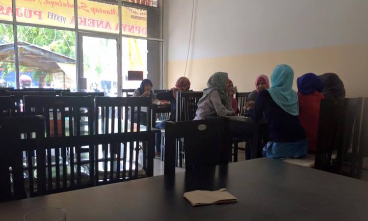 Ratu Penyet via FB, 1. Rumah Makan Khas Sunda Cibiuk, 2. Bebek Kaleyo, 3. Sindang Reret Restaurant, 4. Mie XP, 5. Restoran &amp; Pemancingan Mang Ajo, 6. Restaurant Lebak Sari Indah, 7. Rumah Makan Indo Alam Sari, 8. Pepes Walahar H. Dirja, 9. SHSD Sambel Hejo Sambel Dadak, 10. Ayam Bakar Celup Mang Rojak, 11. Restoran Alam Ceria, 12. Soto Tangkar Nang Nean, 13. Rumah Makan Pawon Sae, 14. Telaga Traditional Resto, 15. Rumah Makan Soto Gempol Karawang, 16. Ratu Penyet, 17. Seafood Kiloan Ala Teh Empop, 18. RAJA SORABI HIJAU, 19. Bebek dan Ayam Goreng Pak Ndut, 20. Rumah makan saung kabogoh, 21. RM Dukuh, 22. RM. Waroeng Desa, 23. Restoran Ratu Galuh Seafood, 24. Ayam Bakar Taliwang HSA (Tutup), 25. Inaho Japanese Restaurant, 26. Sambal Toelman, 27. Hai Wang Chinese, 28. Tahu Bumbu Sari Rasa, 29. Gabus Pucung Ala Warung Mandiri