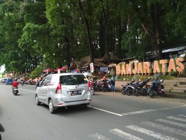 Rest Area Banjar Atas, 1. Rest Area Banjar Atas, 2. Rumah Makan Beti, 3. Rumah Makan Primarasa, 4. Rajawali Seafood dan Mie Bakso Banjar, 5. Acip Lama Banjar, 6. Rumah Makan Mergosari, 7. Tungku Coffe dan Resto, 8. Mie Ayam OSIS Banjar, 9. Rumah Makan Tenda Biru, 10. Mie Ayam Bakso Mang Endut Cisaga, 11. Pusat Kuliner Kota Banjar Doboku Ligar, 12. Sate Nikmat Putra, 13. Rumah Makan Sari Rasa, 14. Batagor Kuah Depan Kantor Pos Banjar, 15. Rumah Makan Soto Banyumas Kubangpari, 16. Bakso Sari Rasa H. Ayo Sunaryo