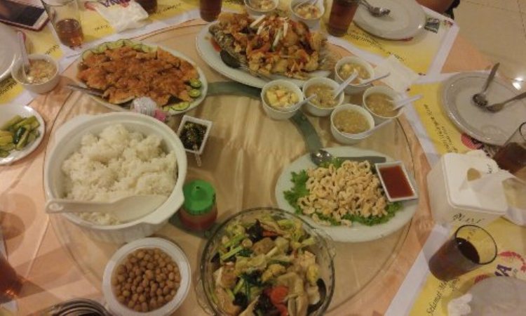 Restoran Marina via Tripadvisor, 1. Warung Nasi Jamblang Ibu Nur, 2. Empal Gentong H. Apud Pusat, 3. Nasi Jamblang Mang Dul, 4. Restoran Klapa Manis, 5. Urban Chicken, 6. Rumah Makan Ayam Goreng Bahagia 71 Hj.Sunarti, 7. H. Moel Seafood Pusat Cirebon, 8. Nasi Lengko Haji Barno, 9. Lombok Idjo Cirebon, 10. Warung Bubur M Thoha, 11. Salt Sunda &amp; Seafood, 12. Kampung Kecil Cirebon, 13. CHENG HO RESTO, 14. Pedesan Entog Mas Nana Megu Gede, 15. Restoran Marina, 16. Mie Petruk, 17. Rumah Makan Nelayan Jaya, 18. Resto Batik Chicken, 19. RM. Karunia Jaya Kartini, 20. Nasi Kuning Pekalangan, 21. Gado-Gado Ayam Mang Djum, 22. Resto Al Mumtaz, 23. Gokana Ramen &amp; Teppan CSB Mall, 24. Sate Kalong (Kerbau) Bpk. Karyadi, 25. Arirang Korean Restoran, 26. Mie Koclok “Mang Sam” Pekiringan, 27. Tahu Gejrot Pak Wardi, 28. Raja Dimsum