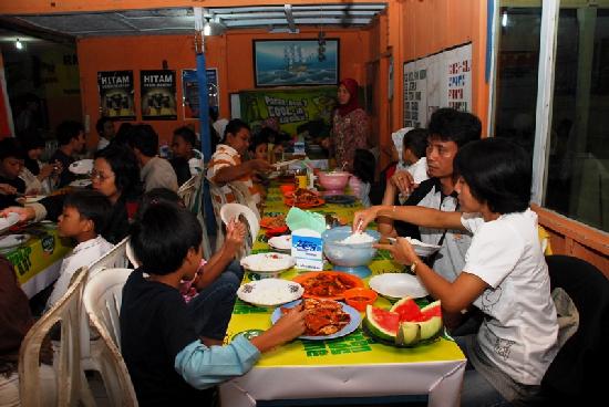 Rumah Makan Berkah Seafood, 1. RM Karya Bahari 3 Fresh Sea Food, 2. Brillo Pizza, 3. Pondok Pangandaran, 4. Warung Sate Galunggung, 5. Yan’s Seafood, 6. Sari Laut Rasa Sayang, 7. RM Risma seafood (Pasar Ikan Pangandaran), 8. Kampung Turis Pangandaran, 9. Minasari Fresh Seafood Pangandaran, 10. MORGAN Seafood Pangandaran, 11. Grand Nanjung Resto, 12. Bakso Podomoro, 13. RM. Soto Jarkomi, 14. RM Chez Mama Cilacap, 15. Rumah Makan Bu Sarman, 16. Green Garden Cafe Pangandaran, 17. Java Kitchen, 18. Mady’s Gelato Caffe &amp; Grill, 19. Rumah Makan Berkah Seafood, 20. Serba Sambal Grand Pangandaran, 21. Warung Dapoer Kampoeng