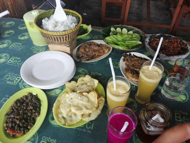 Rumah Makan Beti via BUnda-fathiya.blogspotcom, 1. Rest Area Banjar Atas, 2. Rumah Makan Beti, 3. Rumah Makan Primarasa, 4. Rajawali Seafood dan Mie Bakso Banjar, 5. Acip Lama Banjar, 6. Rumah Makan Mergosari, 7. Tungku Coffe dan Resto, 8. Mie Ayam OSIS Banjar, 9. Rumah Makan Tenda Biru, 10. Mie Ayam Bakso Mang Endut Cisaga, 11. Pusat Kuliner Kota Banjar Doboku Ligar, 12. Sate Nikmat Putra, 13. Rumah Makan Sari Rasa, 14. Batagor Kuah Depan Kantor Pos Banjar, 15. Rumah Makan Soto Banyumas Kubangpari, 16. Bakso Sari Rasa H. Ayo Sunaryo