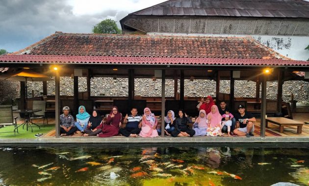 Rumah Makan Cibiuk via IG @papabenz_28, 1. Rumah Makan Khas Sunda Cibiuk, 2. Pujasega Bale Tingtrim, 3. Rumah Makan Kampung Muara Sudah, 4. Liwet asep stroberi tarogong, 5. Pasar Ceplak, 6. Ramen Gorilla, 7. Racik Desa, 8. Sate Maranggi Pa’ Nur, 9. Rumah Makan Megawati, 10. Baso Aci Ceu Imas, 11. Mie Bakso Parahyangan, 12. Rumah Makan Lumbung Padi Garut, 13. Rumah Makan Dua Saudara, 14. Domba House Lasminingrat, 15. Warung Bambu garut, 16. Saung Pananjung, 17. Asstro Cimaragas, 18. Rumah Makan Khas Sunda M. Iki, 19. Rumah Makan Leila, 20. RM Sari Cobek Cangkuang, 21. Es Goyobod Alun Alun, 22. Bakso Mang Ano, 23. Cargo Kitchen & Lounge, 24. Lesehan Alam Sari, 25. Soto Ayam Kampung “NONOY”