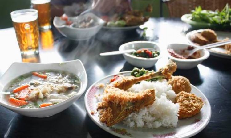 Rumah Makan Cipondok via Mediawargakuningan.wordpresscom