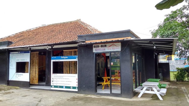 Rumah Makan Djenal, 1. Rumah Makan Langensari, 2. Rumah Makan Lesehan Khas Sunda ‘Neng Euis’, 3. Pondok Dahar Pak H.M. Djaja, 4. Alun-alun Majalengka, 5. Sawah Aki, 6. CIBIUK RESTO MAJALENGKA, 7. Saung Eurih, 8. Kedai Halaman Abah Na’us Maranggi, 9. Rumah Makan Lesehan Saung Balong, 10. Rumah Makan Djenal, 11. Rm. Nu Nera, 12. JS Cafe and Restaurant, 13. Saung Sang Raja Al-Malik, 14. Warung Mimi Prasmanan Masakan Sunda, 14. Kedai T’Entin, 15. Rumah Makan Tiga Dara, 16. Warung Lotek Ceu Enok, 17. Bakso Cuanki Gala Rasa