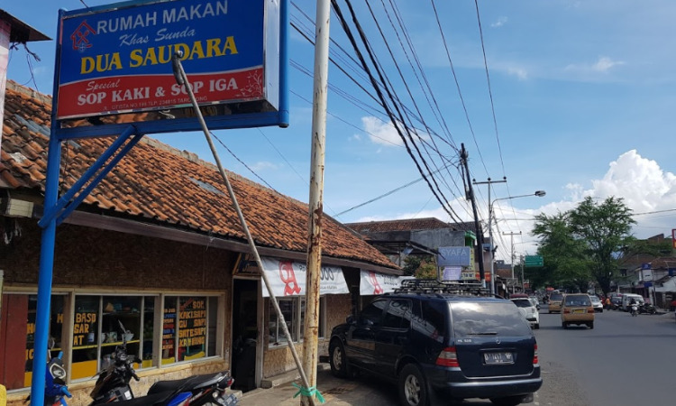 Rumah Makan Dua Saudara, 1. Rumah Makan Khas Sunda Cibiuk, 2. Pujasega Bale Tingtrim, 3. Rumah Makan Kampung Muara Sudah, 4. Liwet asep stroberi tarogong, 5. Pasar Ceplak, 6. Ramen Gorilla, 7. Racik Desa, 8. Sate Maranggi Pa’ Nur, 9. Rumah Makan Megawati, 10. Baso Aci Ceu Imas, 11. Mie Bakso Parahyangan, 12. Rumah Makan Lumbung Padi Garut, 13. Rumah Makan Dua Saudara, 14. Domba House Lasminingrat, 15. Warung Bambu garut, 16. Saung Pananjung, 17. Asstro Cimaragas, 18. Rumah Makan Khas Sunda M. Iki, 19. Rumah Makan Leila, 20. RM Sari Cobek Cangkuang, 21. Es Goyobod Alun Alun, 22. Bakso Mang Ano, 23. Cargo Kitchen & Lounge, 24. Lesehan Alam Sari, 25. Soto Ayam Kampung “NONOY”