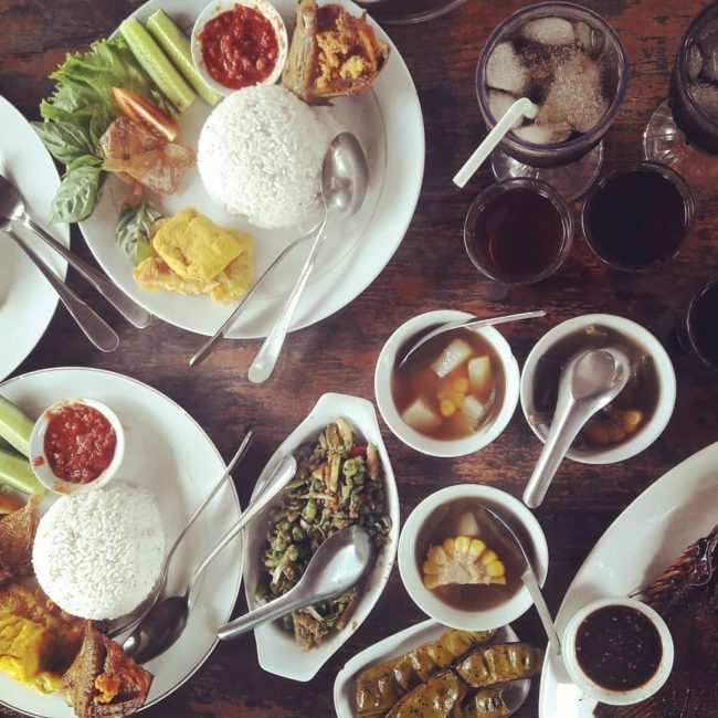 Rumah Makan Joglo Sumedang via IG @jajangfitra, 1. Rumah Makan Saung Teko, 2. Rumah Makan Sawargi, 3. Tahu Palasari Sumedang, 4. Tahu Jembar Manah Samoja, 5. Rumah Makan Joglo Sumedang, 6. Sate Iting, 7. Rumah Makan Alam Sari, 8. Tahu Citarasa, 9. Rumah Makan Saung Cibingbin 2, 10. Ladang View Margalaksana, 11. Pizza Bugen Hj. Atikah, 12. Rumah Makan Ponyo di Sumedang, 13. Rumah Makan Kartika, 14. Rumah Makan Cahaya Sari, 15. Rumah Makan Organik Saung Nini, 16. Rumah Makan Khas Sunda Cibiuk, 17. Mayasi Sumedang, 18. Saung Alam Flora, 19. Tahu Bungkeng 1917, 20. Tutug Oncom KAJOJO, 21. Rumah Makan Cahaya Sari Gepuk Ma Acih, 22. Warung Nasi Sederhana Hj Erat, 23. Soto Edo Dan Gule, 24. Waroeng Hotplate, 25. Dapur Seafood