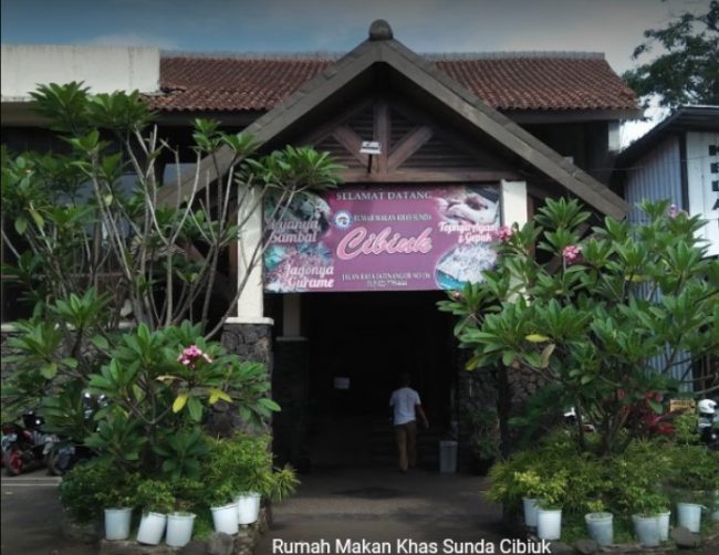 Rumah Makan Khas Sunda Cibiuk, 1. Rumah Makan Saung Teko, 2. Rumah Makan Sawargi, 3. Tahu Palasari Sumedang, 4. Tahu Jembar Manah Samoja, 5. Rumah Makan Joglo Sumedang, 6. Sate Iting, 7. Rumah Makan Alam Sari, 8. Tahu Citarasa, 9. Rumah Makan Saung Cibingbin 2, 10. Ladang View Margalaksana, 11. Pizza Bugen Hj. Atikah, 12. Rumah Makan Ponyo di Sumedang, 13. Rumah Makan Kartika, 14. Rumah Makan Cahaya Sari, 15. Rumah Makan Organik Saung Nini, 16. Rumah Makan Khas Sunda Cibiuk, 17. Mayasi Sumedang, 18. Saung Alam Flora, 19. Tahu Bungkeng 1917, 20. Tutug Oncom KAJOJO, 21. Rumah Makan Cahaya Sari Gepuk Ma Acih, 22. Warung Nasi Sederhana Hj Erat, 23. Soto Edo Dan Gule, 24. Waroeng Hotplate, 25. Dapur Seafood