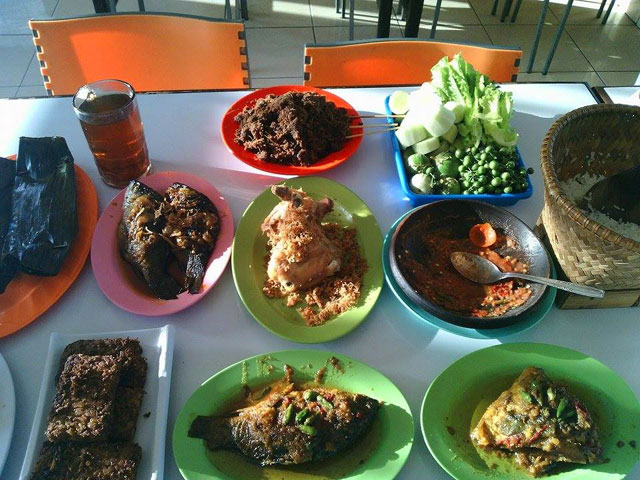 Rumah Makan Mergosari via Rons-ara.blogspotcom, 1. Rest Area Banjar Atas, 2. Rumah Makan Beti, 3. Rumah Makan Primarasa, 4. Rajawali Seafood dan Mie Bakso Banjar, 5. Acip Lama Banjar, 6. Rumah Makan Mergosari, 7. Tungku Coffe dan Resto, 8. Mie Ayam OSIS Banjar, 9. Rumah Makan Tenda Biru, 10. Mie Ayam Bakso Mang Endut Cisaga, 11. Pusat Kuliner Kota Banjar Doboku Ligar, 12. Sate Nikmat Putra, 13. Rumah Makan Sari Rasa, 14. Batagor Kuah Depan Kantor Pos Banjar, 15. Rumah Makan Soto Banyumas Kubangpari, 16. Bakso Sari Rasa H. Ayo Sunaryo