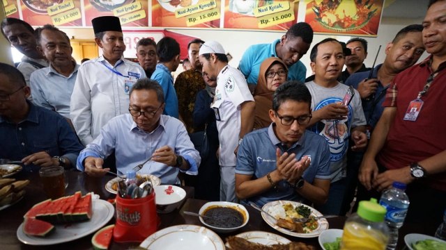 Rumah Makan Mimi via Kumparan, 1. Rumah Makan Langensari, 2. Rumah Makan Lesehan Khas Sunda ‘Neng Euis’, 3. Pondok Dahar Pak H.M. Djaja, 4. Alun-alun Majalengka, 5. Sawah Aki, 6. CIBIUK RESTO MAJALENGKA, 7. Saung Eurih, 8. Kedai Halaman Abah Na’us Maranggi, 9. Rumah Makan Lesehan Saung Balong, 10. Rumah Makan Djenal, 11. Rm. Nu Nera, 12. JS Cafe and Restaurant, 13. Saung Sang Raja Al-Malik, 14. Warung Mimi Prasmanan Masakan Sunda, 14. Kedai T’Entin, 15. Rumah Makan Tiga Dara, 16. Warung Lotek Ceu Enok, 17. Bakso Cuanki Gala Rasa