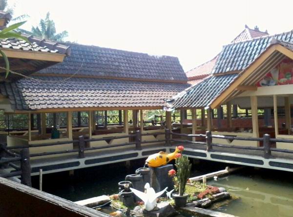 Rumah Makan Neng Euis, 1. Rumah Makan Langensari, 2. Rumah Makan Lesehan Khas Sunda ‘Neng Euis’, 3. Pondok Dahar Pak H.M. Djaja, 4. Alun-alun Majalengka, 5. Sawah Aki, 6. CIBIUK RESTO MAJALENGKA, 7. Saung Eurih, 8. Kedai Halaman Abah Na’us Maranggi, 9. Rumah Makan Lesehan Saung Balong, 10. Rumah Makan Djenal, 11. Rm. Nu Nera, 12. JS Cafe and Restaurant, 13. Saung Sang Raja Al-Malik, 14. Warung Mimi Prasmanan Masakan Sunda, 14. Kedai T’Entin, 15. Rumah Makan Tiga Dara, 16. Warung Lotek Ceu Enok, 17. Bakso Cuanki Gala Rasa