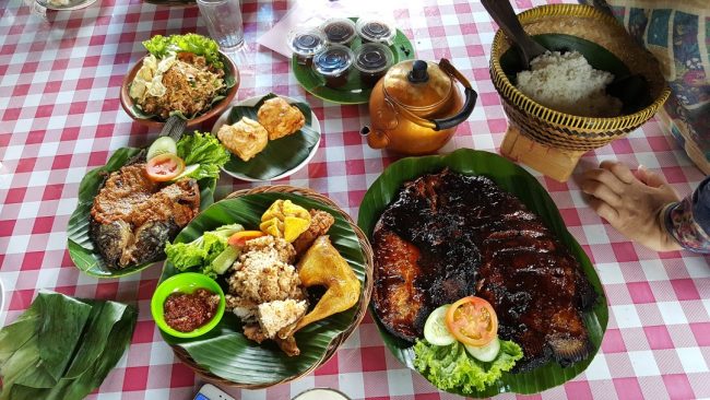 Rumah Makan Organik Saung Nini, 1. Rumah Makan Saung Teko, 2. Rumah Makan Sawargi, 3. Tahu Palasari Sumedang, 4. Tahu Jembar Manah Samoja, 5. Rumah Makan Joglo Sumedang, 6. Sate Iting, 7. Rumah Makan Alam Sari, 8. Tahu Citarasa, 9. Rumah Makan Saung Cibingbin 2, 10. Ladang View Margalaksana, 11. Pizza Bugen Hj. Atikah, 12. Rumah Makan Ponyo di Sumedang, 13. Rumah Makan Kartika, 14. Rumah Makan Cahaya Sari, 15. Rumah Makan Organik Saung Nini, 16. Rumah Makan Khas Sunda Cibiuk, 17. Mayasi Sumedang, 18. Saung Alam Flora, 19. Tahu Bungkeng 1917, 20. Tutug Oncom KAJOJO, 21. Rumah Makan Cahaya Sari Gepuk Ma Acih, 22. Warung Nasi Sederhana Hj Erat, 23. Soto Edo Dan Gule, 24. Waroeng Hotplate, 25. Dapur Seafood