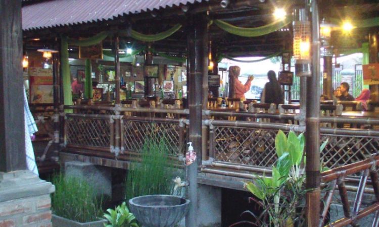 Rumah Makan Pananjung via Kompasiana - tempat makan di Garut, 1. Rumah Makan Khas Sunda Cibiuk, 2. Pujasega Bale Tingtrim, 3. Rumah Makan Kampung Muara Sudah, 4. Liwet asep stroberi tarogong, 5. Pasar Ceplak, 6. Ramen Gorilla, 7. Racik Desa, 8. Sate Maranggi Pa’ Nur, 9. Rumah Makan Megawati, 10. Baso Aci Ceu Imas, 11. Mie Bakso Parahyangan, 12. Rumah Makan Lumbung Padi Garut, 13. Rumah Makan Dua Saudara, 14. Domba House Lasminingrat, 15. Warung Bambu garut, 16. Saung Pananjung, 17. Asstro Cimaragas, 18. Rumah Makan Khas Sunda M. Iki, 19. Rumah Makan Leila, 20. RM Sari Cobek Cangkuang, 21. Es Goyobod Alun Alun, 22. Bakso Mang Ano, 23. Cargo Kitchen & Lounge, 24. Lesehan Alam Sari, 25. Soto Ayam Kampung “NONOY”