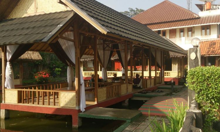 Rumah Makan Sari Cobek Cangkuang, 1. Rumah Makan Khas Sunda Cibiuk, 2. Pujasega Bale Tingtrim, 3. Rumah Makan Kampung Muara Sudah, 4. Liwet asep stroberi tarogong, 5. Pasar Ceplak, 6. Ramen Gorilla, 7. Racik Desa, 8. Sate Maranggi Pa’ Nur, 9. Rumah Makan Megawati, 10. Baso Aci Ceu Imas, 11. Mie Bakso Parahyangan, 12. Rumah Makan Lumbung Padi Garut, 13. Rumah Makan Dua Saudara, 14. Domba House Lasminingrat, 15. Warung Bambu garut, 16. Saung Pananjung, 17. Asstro Cimaragas, 18. Rumah Makan Khas Sunda M. Iki, 19. Rumah Makan Leila, 20. RM Sari Cobek Cangkuang, 21. Es Goyobod Alun Alun, 22. Bakso Mang Ano, 23. Cargo Kitchen & Lounge, 24. Lesehan Alam Sari, 25. Soto Ayam Kampung “NONOY”