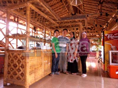 Rumah Makan Saung Balong via Imfosda.blogspotcom, 1. Rumah Makan Langensari, 2. Rumah Makan Lesehan Khas Sunda ‘Neng Euis’, 3. Pondok Dahar Pak H.M. Djaja, 4. Alun-alun Majalengka, 5. Sawah Aki, 6. CIBIUK RESTO MAJALENGKA, 7. Saung Eurih, 8. Kedai Halaman Abah Na’us Maranggi, 9. Rumah Makan Lesehan Saung Balong, 10. Rumah Makan Djenal, 11. Rm. Nu Nera, 12. JS Cafe and Restaurant, 13. Saung Sang Raja Al-Malik, 14. Warung Mimi Prasmanan Masakan Sunda, 14. Kedai T’Entin, 15. Rumah Makan Tiga Dara, 16. Warung Lotek Ceu Enok, 17. Bakso Cuanki Gala Rasa