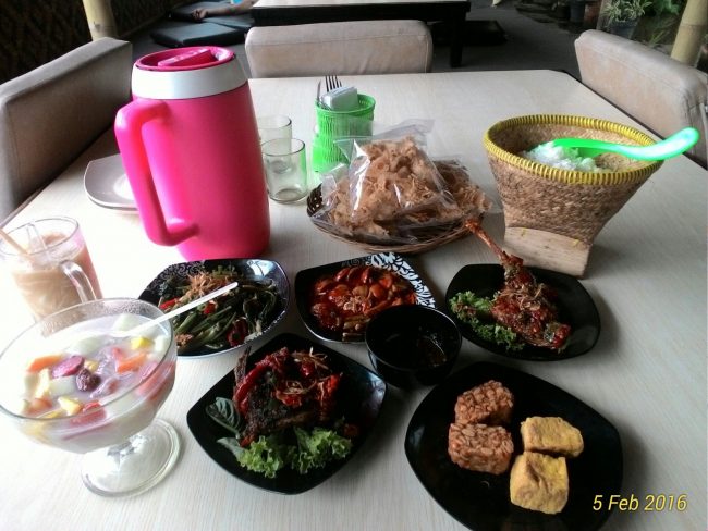 Rumah Makan Saung Cibingbin 2, 1. Rumah Makan Saung Teko, 2. Rumah Makan Sawargi, 3. Tahu Palasari Sumedang, 4. Tahu Jembar Manah Samoja, 5. Rumah Makan Joglo Sumedang, 6. Sate Iting, 7. Rumah Makan Alam Sari, 8. Tahu Citarasa, 9. Rumah Makan Saung Cibingbin 2, 10. Ladang View Margalaksana, 11. Pizza Bugen Hj. Atikah, 12. Rumah Makan Ponyo di Sumedang, 13. Rumah Makan Kartika, 14. Rumah Makan Cahaya Sari, 15. Rumah Makan Organik Saung Nini, 16. Rumah Makan Khas Sunda Cibiuk, 17. Mayasi Sumedang, 18. Saung Alam Flora, 19. Tahu Bungkeng 1917, 20. Tutug Oncom KAJOJO, 21. Rumah Makan Cahaya Sari Gepuk Ma Acih, 22. Warung Nasi Sederhana Hj Erat, 23. Soto Edo Dan Gule, 24. Waroeng Hotplate, 25. Dapur Seafood