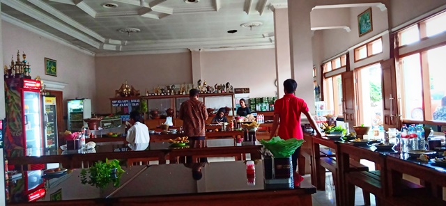 Rumah Makan Sawargi, 1. Rumah Makan Saung Teko, 2. Rumah Makan Sawargi, 3. Tahu Palasari Sumedang, 4. Tahu Jembar Manah Samoja, 5. Rumah Makan Joglo Sumedang, 6. Sate Iting, 7. Rumah Makan Alam Sari, 8. Tahu Citarasa, 9. Rumah Makan Saung Cibingbin 2, 10. Ladang View Margalaksana, 11. Pizza Bugen Hj. Atikah, 12. Rumah Makan Ponyo di Sumedang, 13. Rumah Makan Kartika, 14. Rumah Makan Cahaya Sari, 15. Rumah Makan Organik Saung Nini, 16. Rumah Makan Khas Sunda Cibiuk, 17. Mayasi Sumedang, 18. Saung Alam Flora, 19. Tahu Bungkeng 1917, 20. Tutug Oncom KAJOJO, 21. Rumah Makan Cahaya Sari Gepuk Ma Acih, 22. Warung Nasi Sederhana Hj Erat, 23. Soto Edo Dan Gule, 24. Waroeng Hotplate, 25. Dapur Seafood