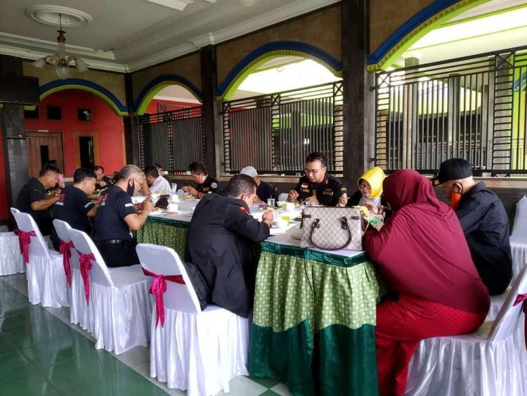 Rumah Makan Tiga Dara, 1. Rumah Makan Langensari, 2. Rumah Makan Lesehan Khas Sunda ‘Neng Euis’, 3. Pondok Dahar Pak H.M. Djaja, 4. Alun-alun Majalengka, 5. Sawah Aki, 6. CIBIUK RESTO MAJALENGKA, 7. Saung Eurih, 8. Kedai Halaman Abah Na’us Maranggi, 9. Rumah Makan Lesehan Saung Balong, 10. Rumah Makan Djenal, 11. Rm. Nu Nera, 12. JS Cafe and Restaurant, 13. Saung Sang Raja Al-Malik, 14. Warung Mimi Prasmanan Masakan Sunda, 14. Kedai T’Entin, 15. Rumah Makan Tiga Dara, 16. Warung Lotek Ceu Enok, 17. Bakso Cuanki Gala Rasa