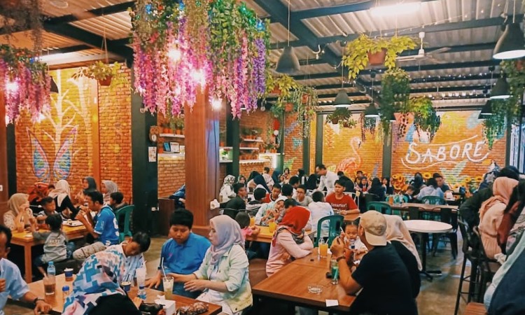 Sabore Kitchen via Cianjur Joutney Online, 1. Sate Kambing Hanjawar, 2. Warung Nasi Alam Sunda, 3. Saung Nikmat Cianjur, 4. Sate Shinta, 5. Sate Maranggi Sari Asih, 6. RM Empat Dara, 7. RM Sunda Rasa 2, 8. Ikan Bakar Cianjur, 9. RM. Ampera 2 Tak, 10. Sabore Kitchen, 11. D’Kaoem Baso So’Un Cafe &amp; Resto, 12. Rumah Makan Saung Awi 88, 13. RM Ikan Bakar Teh Yesi, 14. Secret Garden Cianjur, 15. Tuang &amp; Leut , 16. Tan Keng Cu Resto &amp; Bakery, 17. Nelayan Seafood Cianjur, 18. RUMAH MAKAN KHAS SUNDA H.M.NANA, 19. RM Teh Sari, 20. RM AYAM GORENG JAKARTA, 21. Warung Pempek 168 @wrp168, 22. Cari Cara by Uptodate, 23. De Baksoku, 24. Saung de Faqih, 25. RM Sudi Mampir Akhoen NEW, 26. Mak Ecih Café