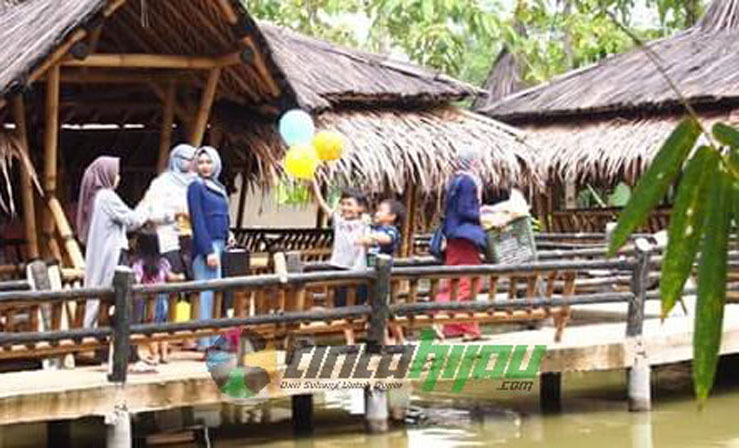 Saung Ambu Cikadu via TIntahijau, 1. Rumah Makan Sangkuriang Resto, 2. Saung Sarasa Subang, 3. Rumah Makan Mang Yeye, 4. Saung Ambu Cikadu, 5. Restoran Pringsewu Cipali, 6. Warung Makan Sunda Bang Jun, 7. Rumah Makan Gala, 8. Dapur Tutug, 9. Lesehan Bale Endah Subang, 10. Rumah Makan Abah Asli Cobek Belut, 11. Lesehan Riungsari Seafood dan Ayam Bakar, 12. Kedai Tuan Crab Subang, 13. Rumah Makan Ma’Pinah, 14. D’King Café &amp; Resto, 15. Balai Desa Rumah Makan, 16. Bakso Parahyangan, 17. Rumah Makan Lesehan Sop Ikan Neng Jihan, 18. D’Bubuy Hayam Ma Atik, 19. Dapoer Ummi, 20. Rumah Makan Sari Mawar, 21. Rumah Makan Sindang Heula Abah, 22. Saung Empang, 23. Bakar Ikan Laut A’ Badru, 24. Lampu Satu, 25. Follow Mie