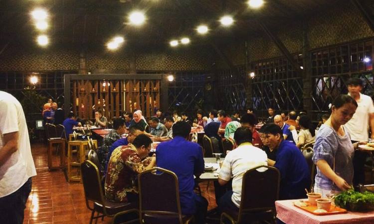Saung Nikmat Cianjur via FB, 1. Sate Kambing Hanjawar, 2. Warung Nasi Alam Sunda, 3. Saung Nikmat Cianjur, 4. Sate Shinta, 5. Sate Maranggi Sari Asih, 6. RM Empat Dara, 7. RM Sunda Rasa 2, 8. Ikan Bakar Cianjur, 9. RM. Ampera 2 Tak, 10. Sabore Kitchen, 11. D’Kaoem Baso So’Un Cafe &amp; Resto, 12. Rumah Makan Saung Awi 88, 13. RM Ikan Bakar Teh Yesi, 14. Secret Garden Cianjur, 15. Tuang &amp; Leut , 16. Tan Keng Cu Resto &amp; Bakery, 17. Nelayan Seafood Cianjur, 18. RUMAH MAKAN KHAS SUNDA H.M.NANA, 19. RM Teh Sari, 20. RM AYAM GORENG JAKARTA, 21. Warung Pempek 168 @wrp168, 22. Cari Cara by Uptodate, 23. De Baksoku, 24. Saung de Faqih, 25. RM Sudi Mampir Akhoen NEW, 26. Mak Ecih Café