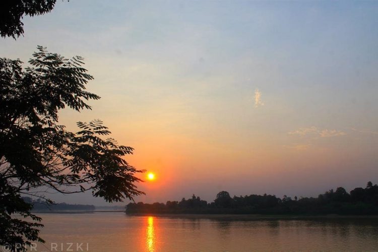 Sungai Batanghari via IG @amateurphotografy, 1. Taman Payung, 2. Taman Bunga Talang Bukit, 3. Bukit Ilalang, 4. Sungai Batanghari, 5. Taman Remaja Tembesi, 6. Danau Puri Indah, 7. Pasar Muara Tembesi, 8. Lapangan Garuda, 9. Puri Rimbo Bulian, 10. Tugu Tapah Malenggang Batanghari, 11. Danau Biru, 12. Danau Ugo, 13. Kembang Langit, 14. Bukit Cinta Danau Embat, 15. Taman Wisata Sungai Bujang, 16. Danau Letang Jaya